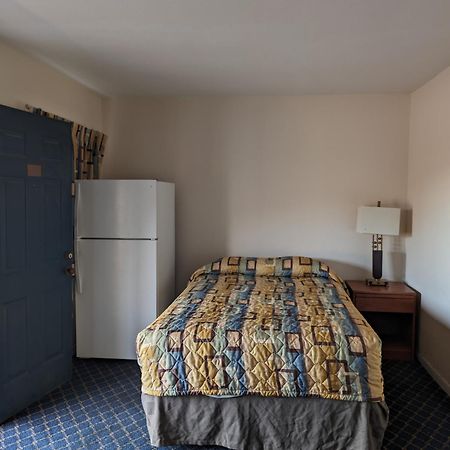 Economy Inn Кингсвилл Экстерьер фото