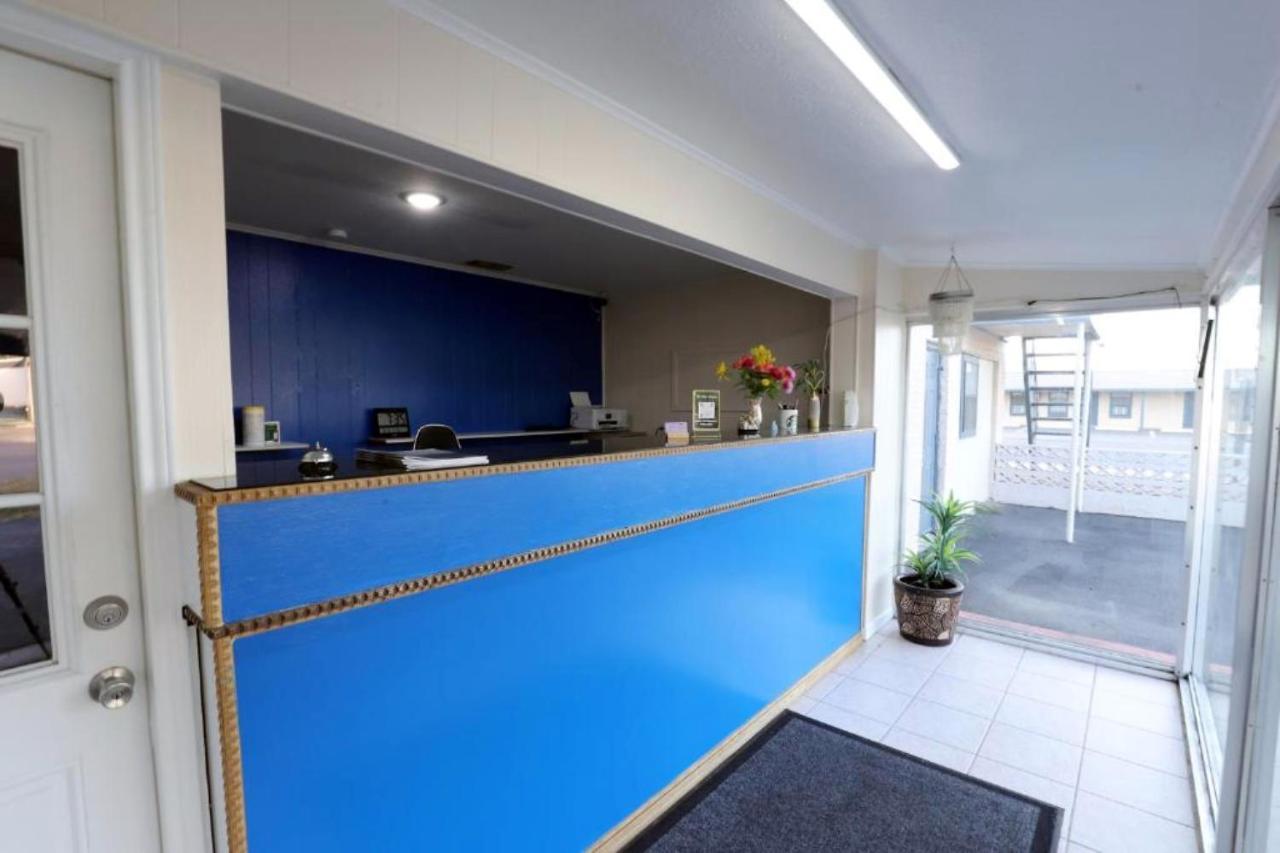 Economy Inn Кингсвилл Экстерьер фото