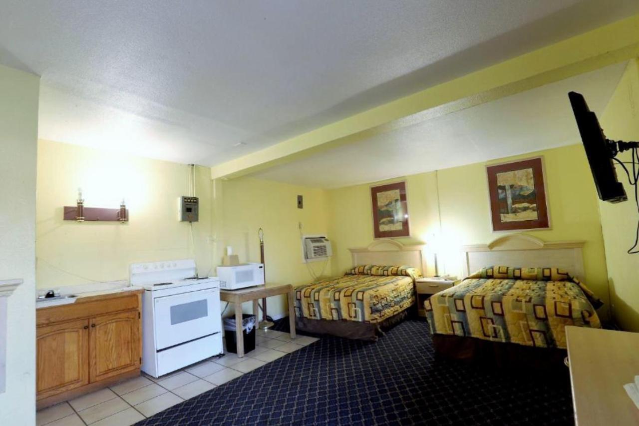 Economy Inn Кингсвилл Экстерьер фото