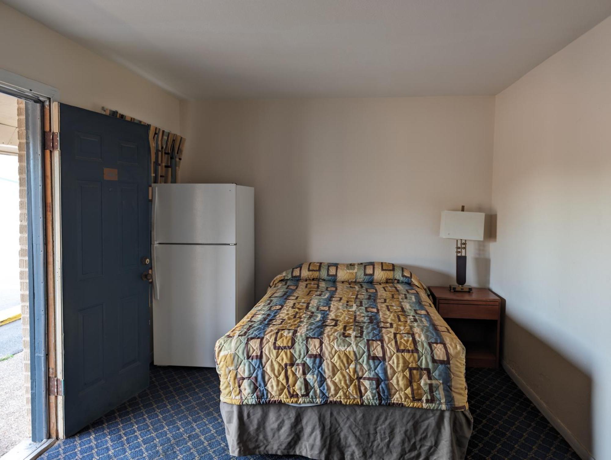 Economy Inn Кингсвилл Экстерьер фото