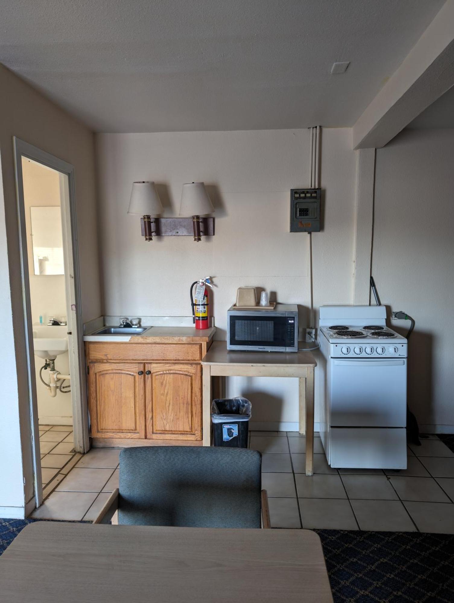 Economy Inn Кингсвилл Экстерьер фото