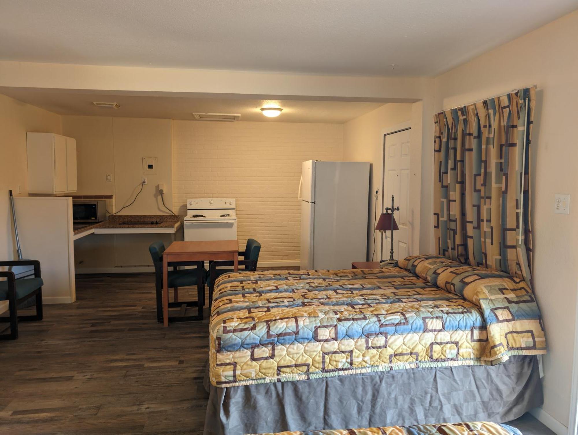 Economy Inn Кингсвилл Экстерьер фото