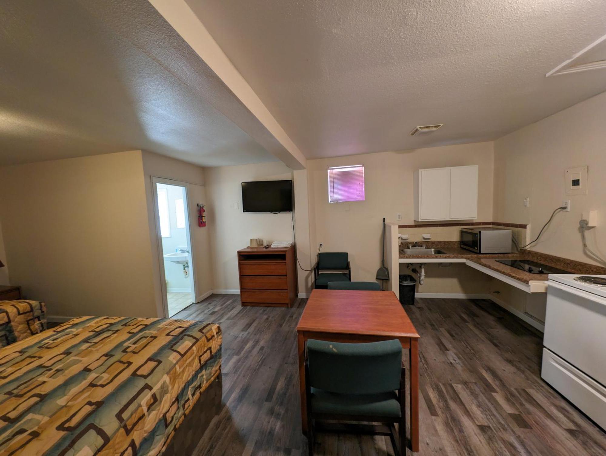 Economy Inn Кингсвилл Экстерьер фото