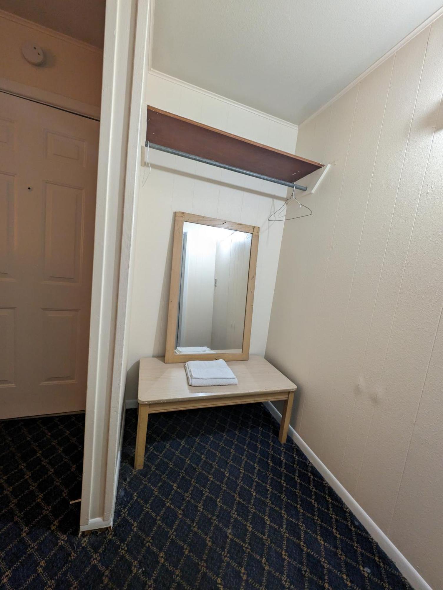 Economy Inn Кингсвилл Экстерьер фото
