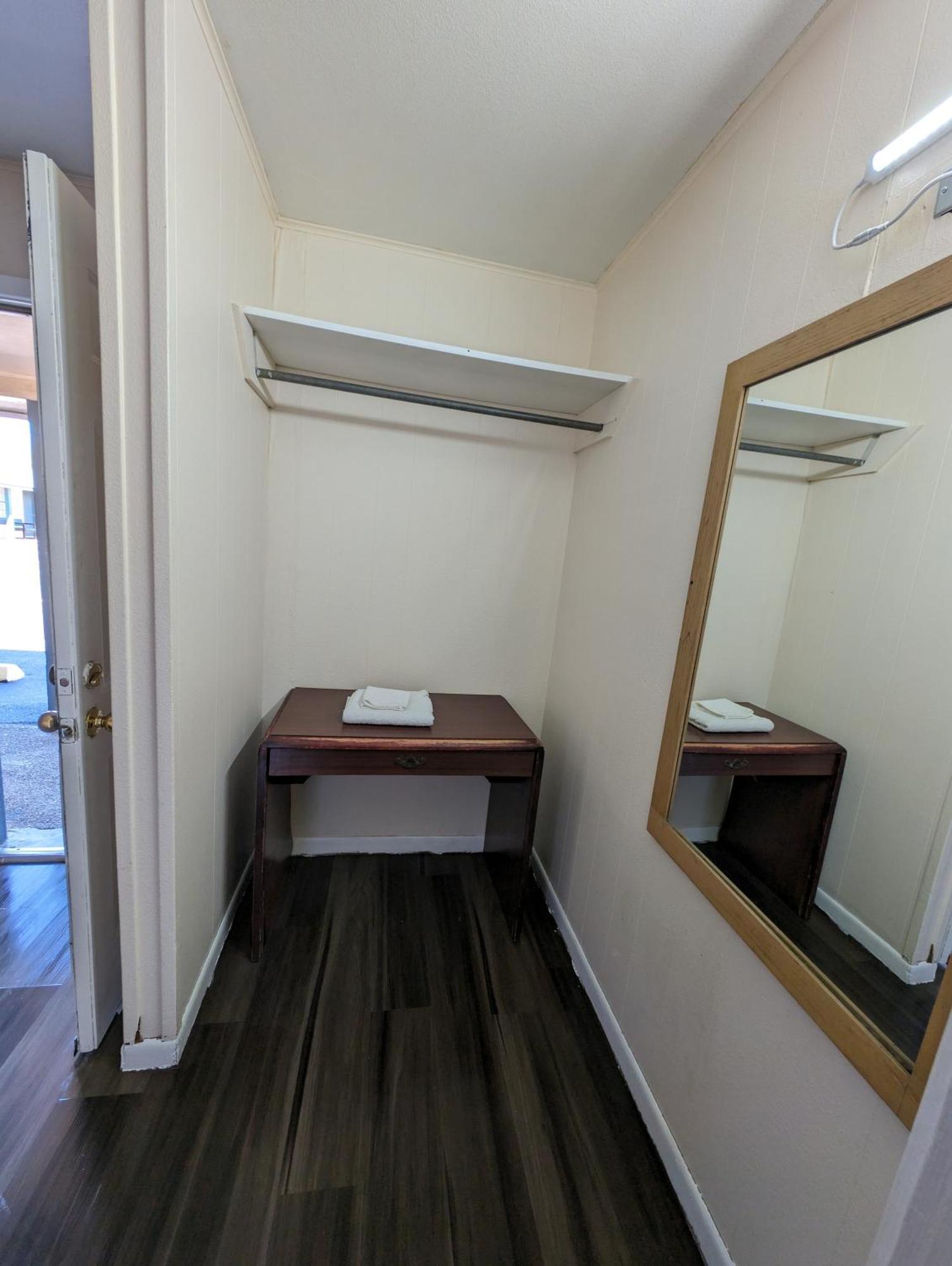 Economy Inn Кингсвилл Экстерьер фото