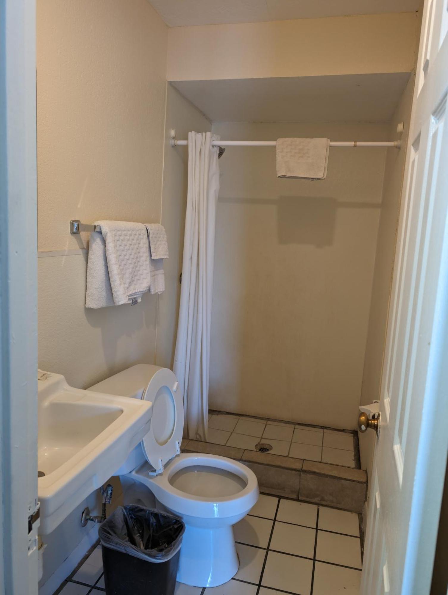Economy Inn Кингсвилл Экстерьер фото